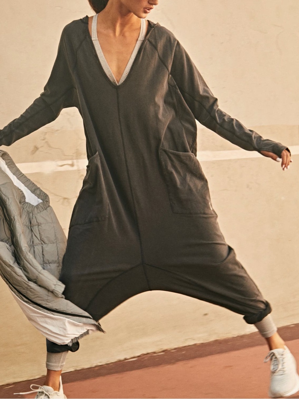 FREE PEOPLE HOT SHOT LONG SLEEVE ONSIE HOODIE JUMPSUIT CHARCOAL S M
